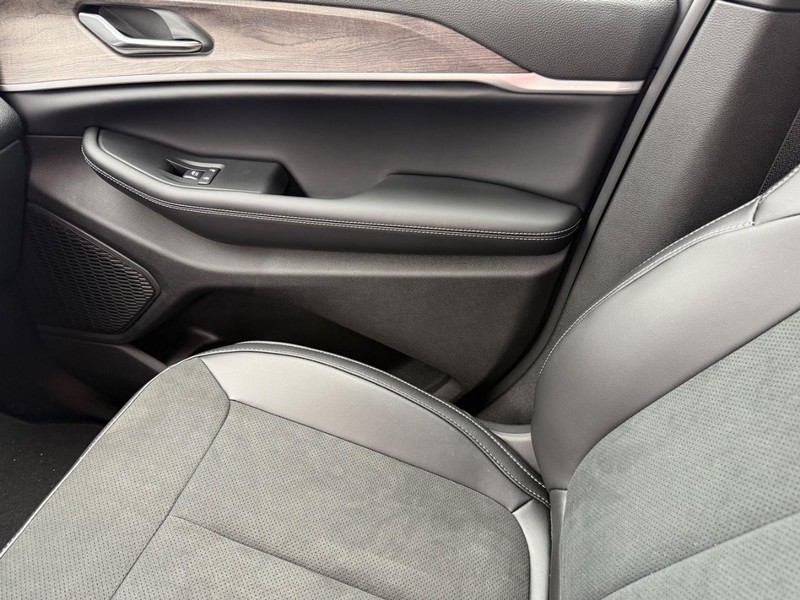 Jeep Grand Cherokee Vehicle Image 14