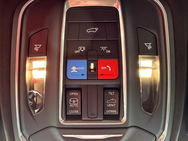 Jeep Grand Cherokee Vehicle Image 15