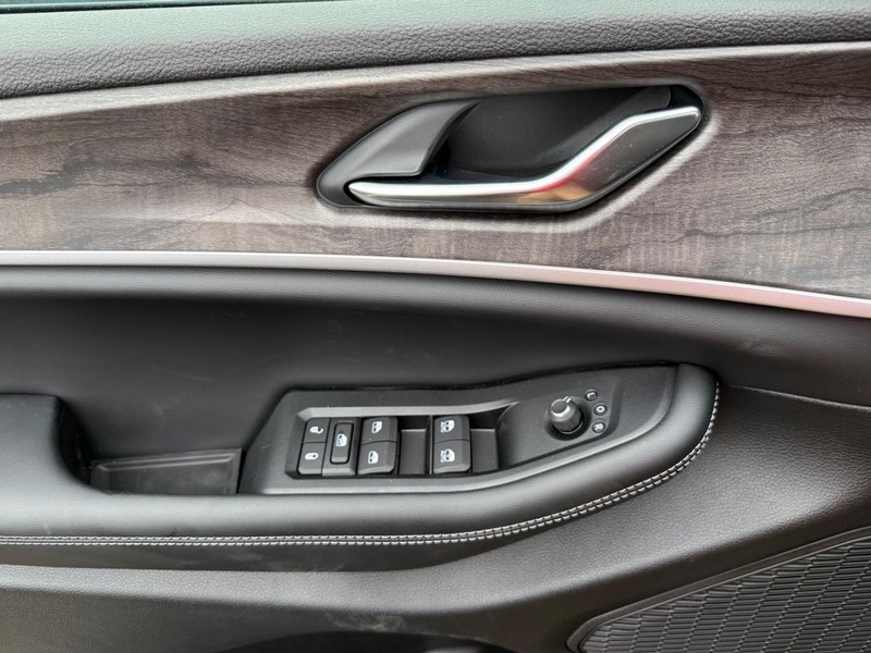 Jeep Grand Cherokee Vehicle Image 18