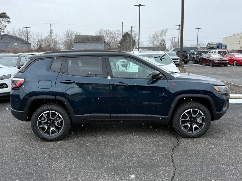 Jeep Compass Vehicle Image 02