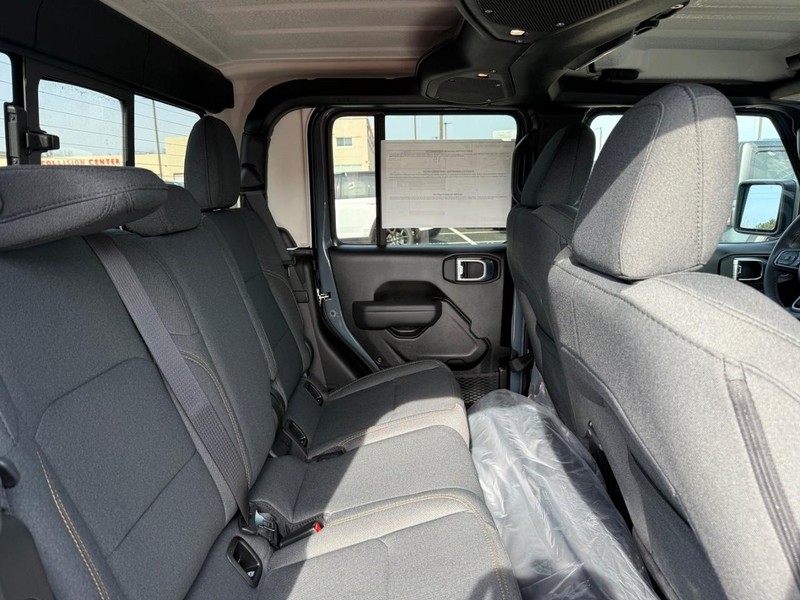 Jeep Gladiator Vehicle Image 04