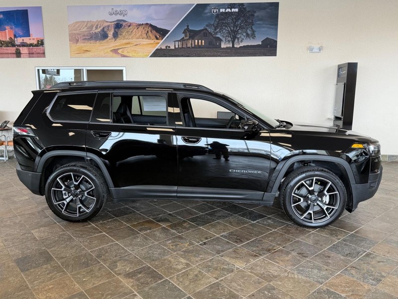 Jeep Cherokee Vehicle Image 02