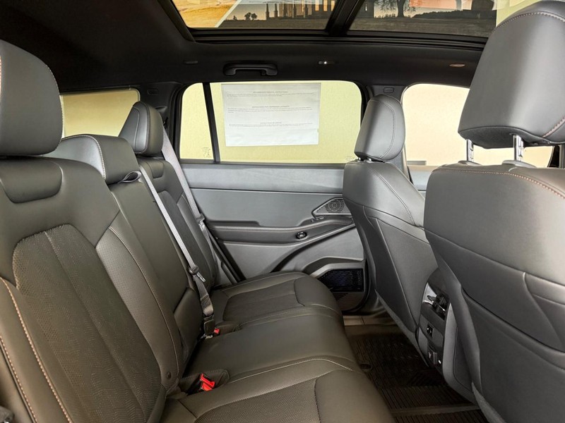 Jeep Cherokee Vehicle Image 04