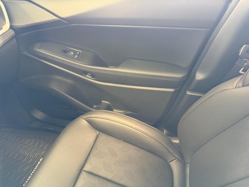 Jeep Cherokee Vehicle Image 13