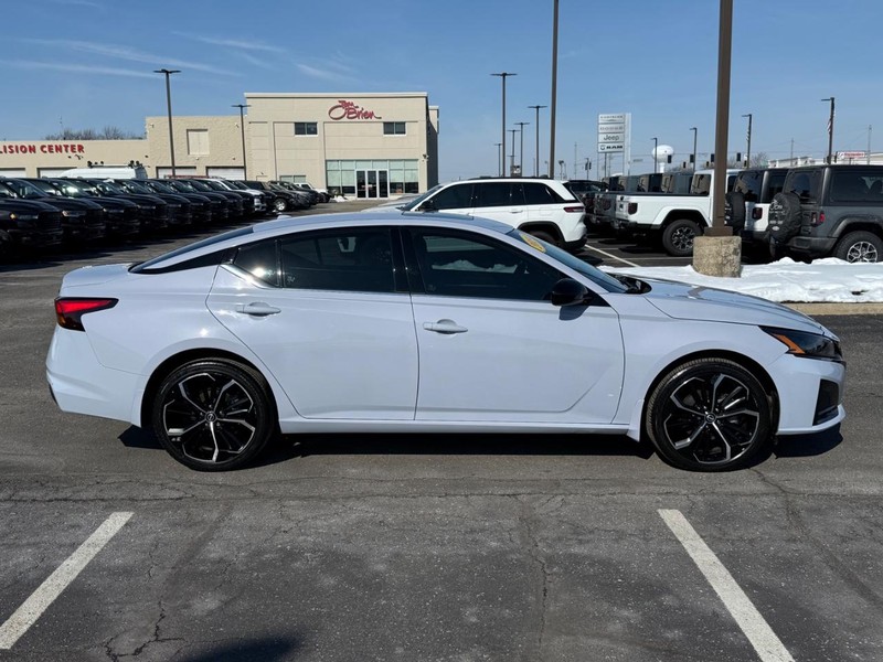 Nissan Altima Vehicle Image 02