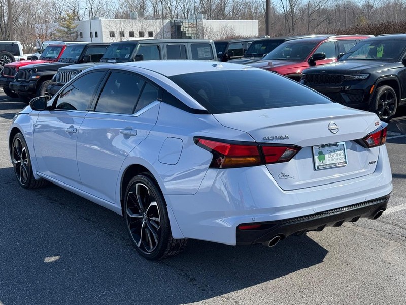 Nissan Altima Vehicle Image 05