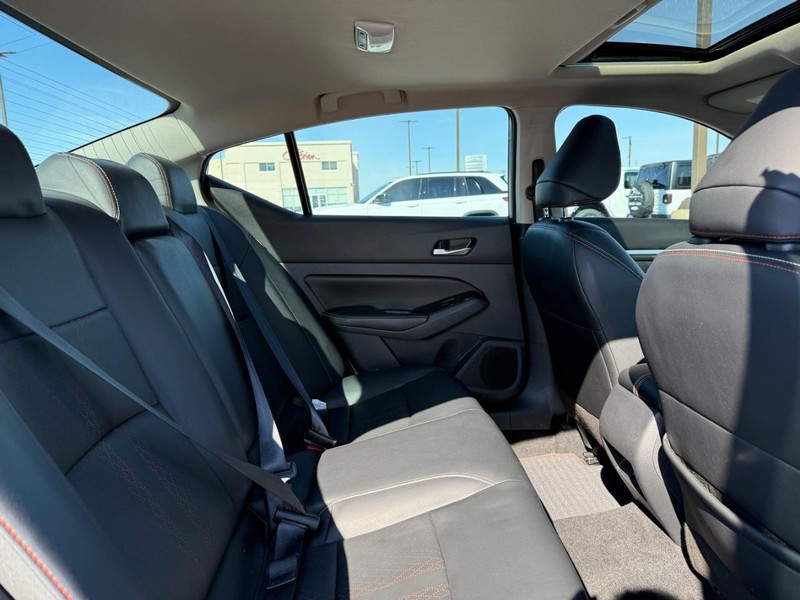 Nissan Altima Vehicle Image 10