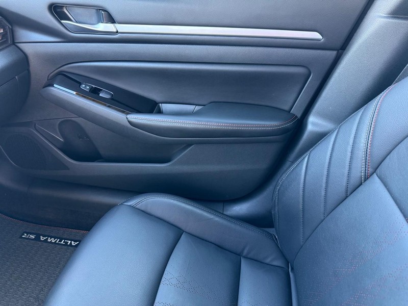 Nissan Altima Vehicle Image 22