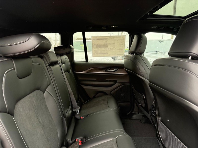 Jeep Grand Cherokee Vehicle Image 04