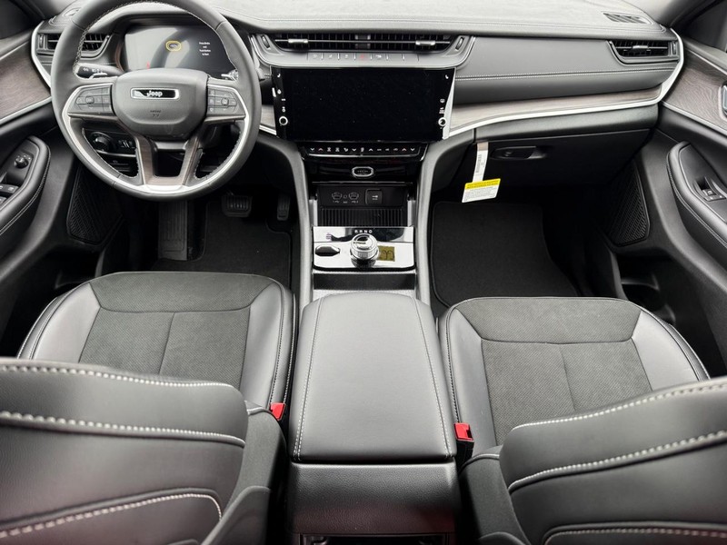 Jeep Grand Cherokee Vehicle Image 06