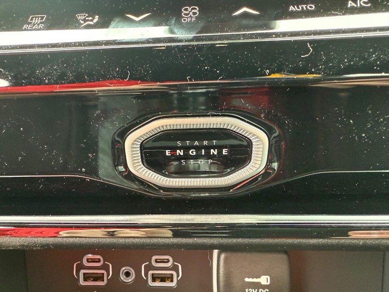 Jeep Grand Cherokee Vehicle Image 10