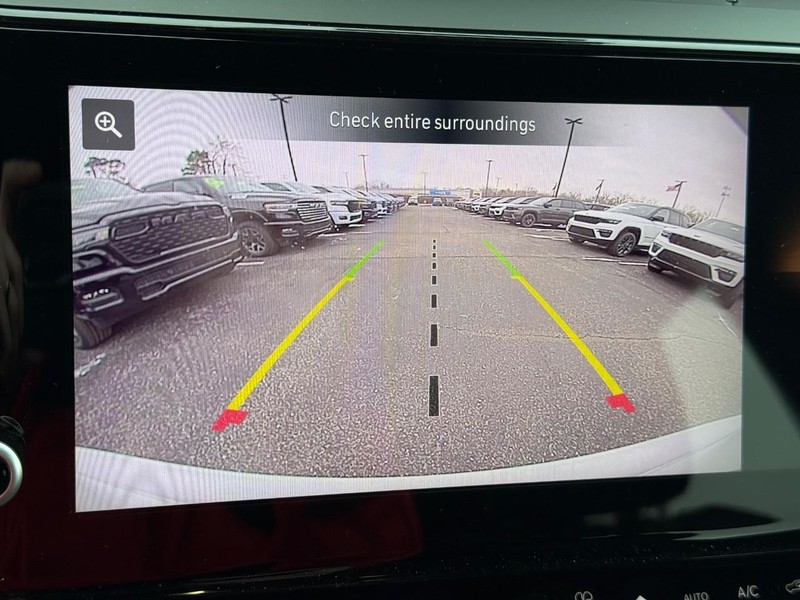 Jeep Grand Cherokee Vehicle Image 12