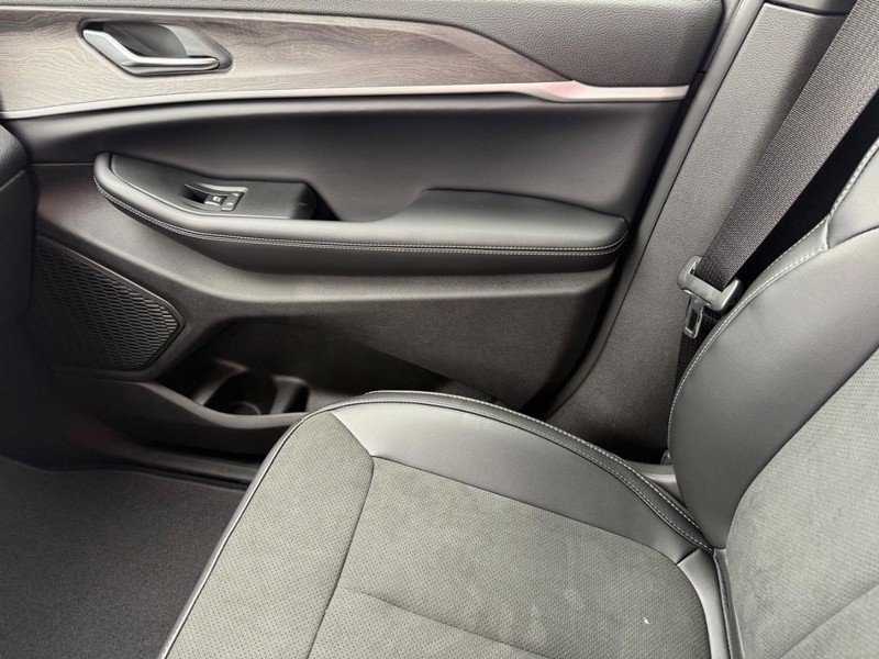 Jeep Grand Cherokee Vehicle Image 14