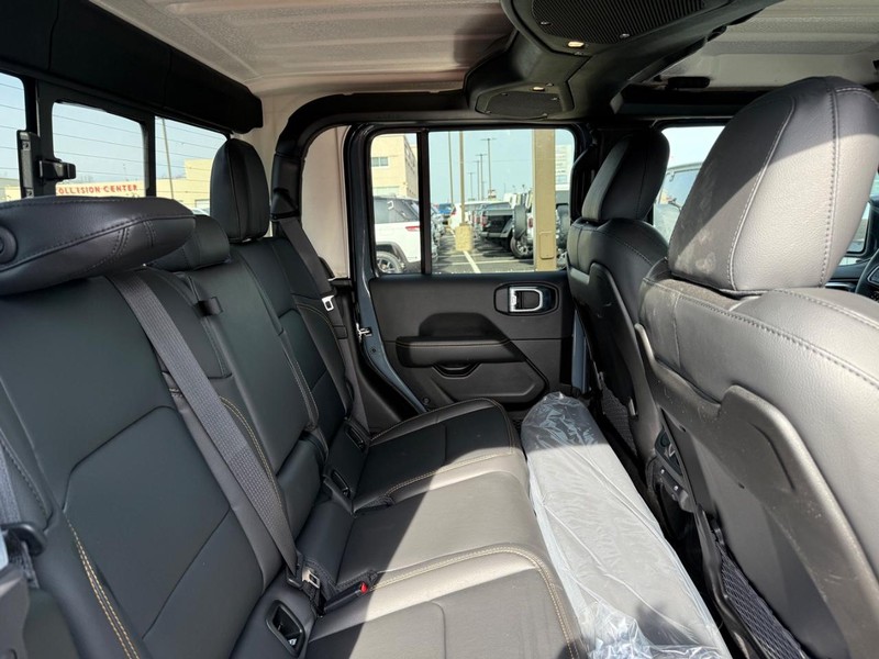 Jeep Gladiator Vehicle Image 04