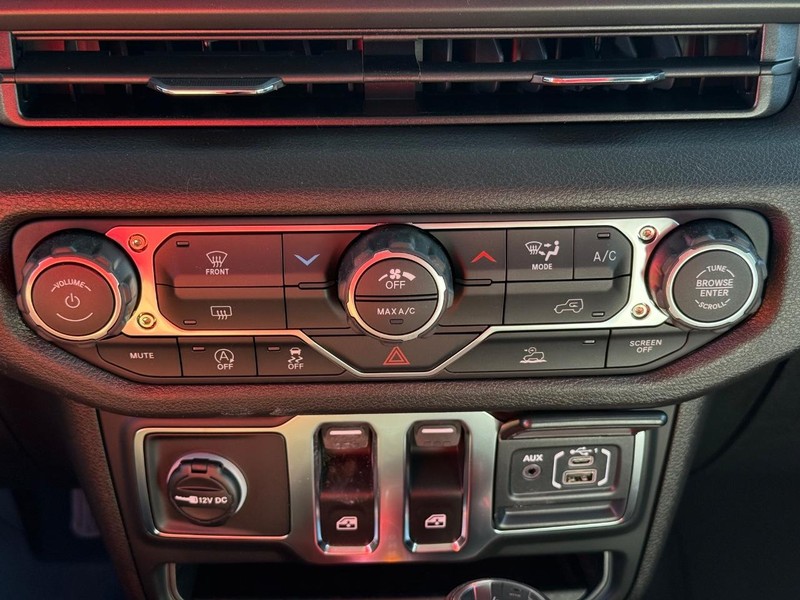 Jeep Wrangler Vehicle Image 12