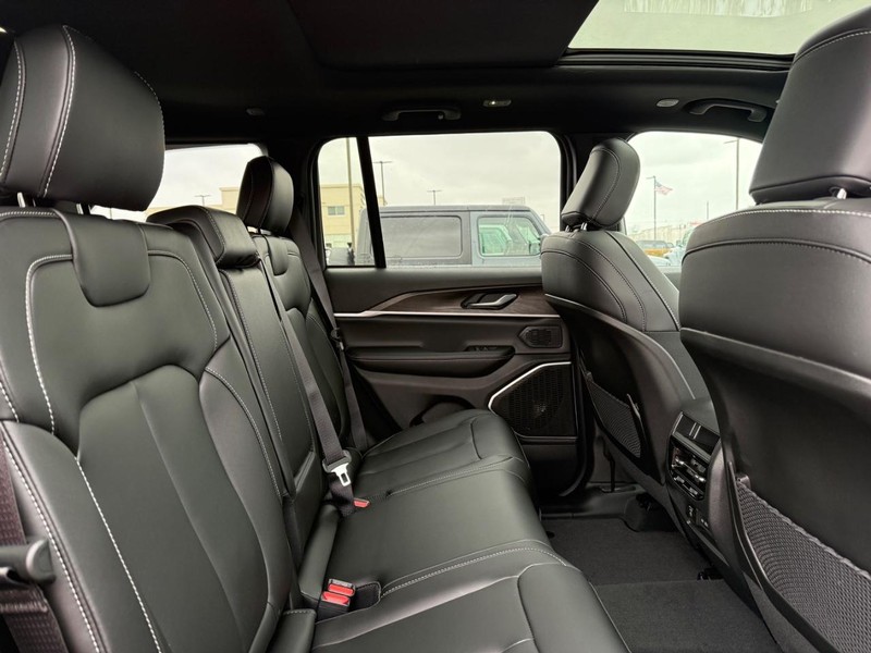 Jeep Grand Cherokee Vehicle Image 04