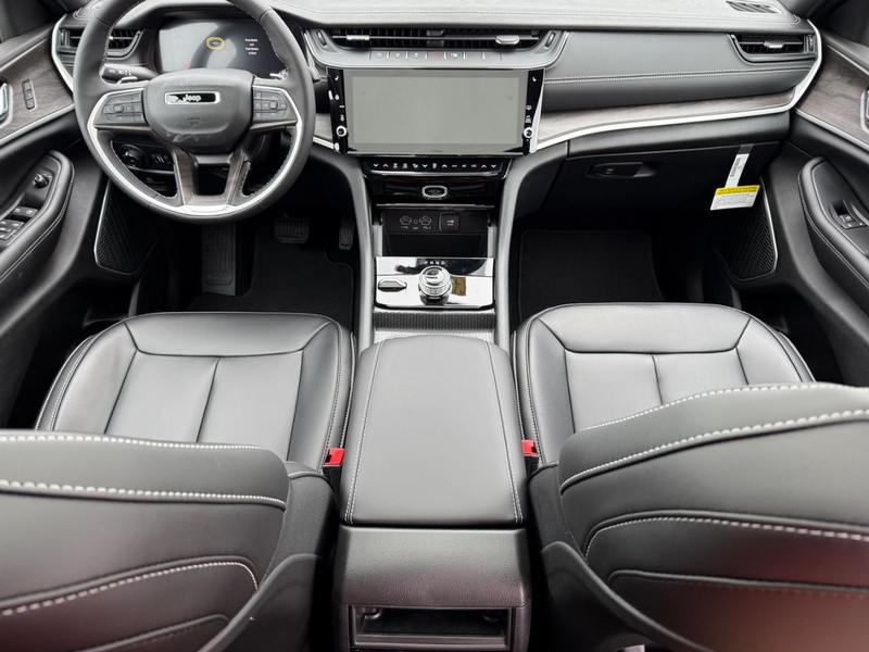 Jeep Grand Cherokee Vehicle Image 05