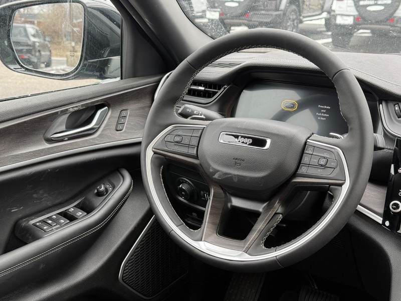 Jeep Grand Cherokee Vehicle Image 08