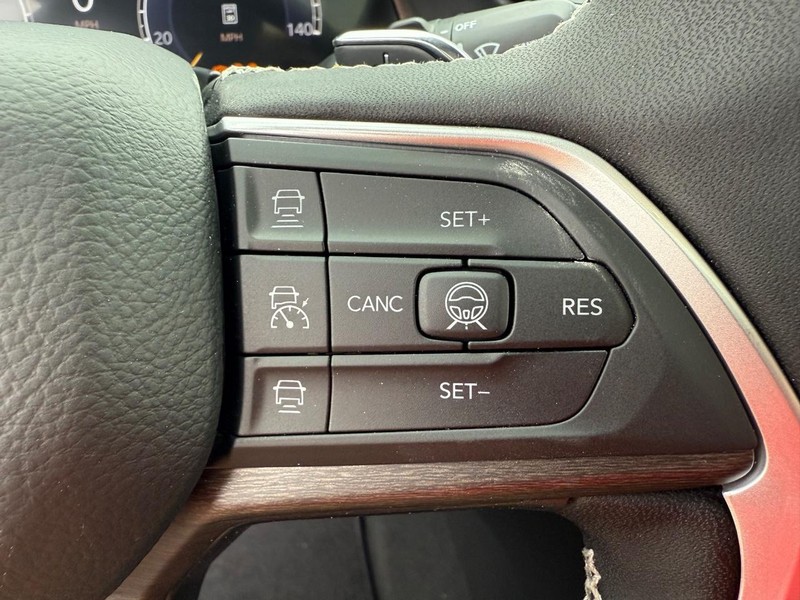 Jeep Grand Cherokee Vehicle Image 11