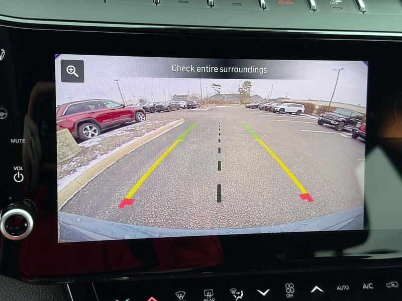 Jeep Grand Cherokee Vehicle Image 12