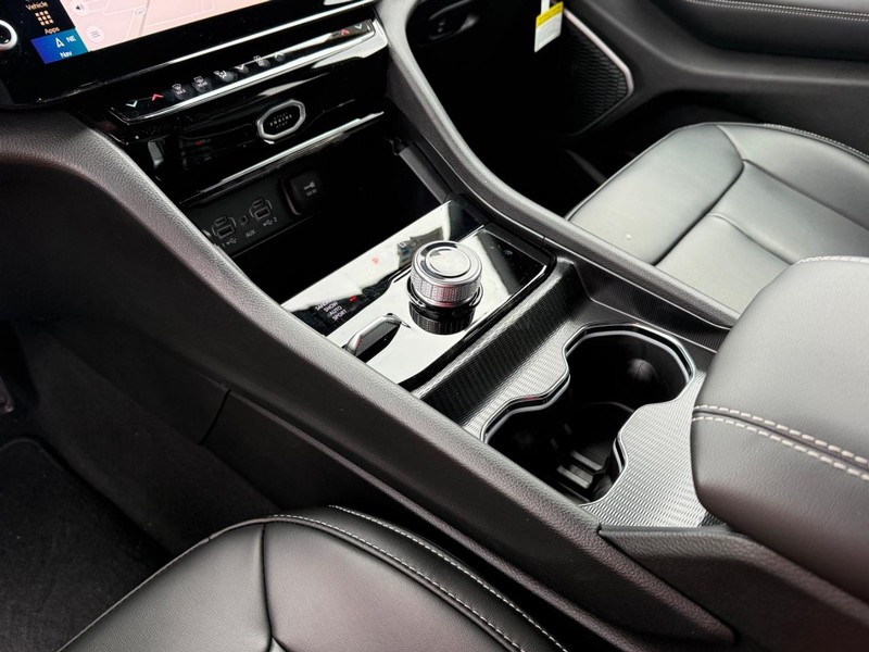 Jeep Grand Cherokee Vehicle Image 13