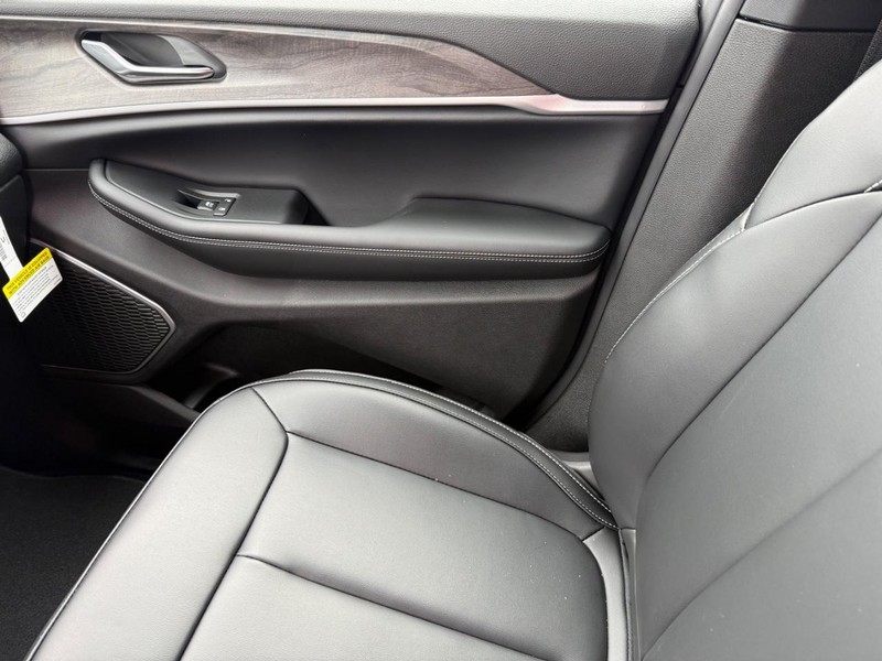 Jeep Grand Cherokee Vehicle Image 14