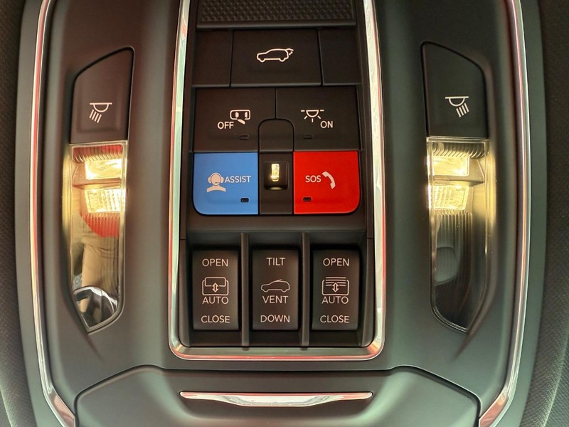 Jeep Grand Cherokee Vehicle Image 15