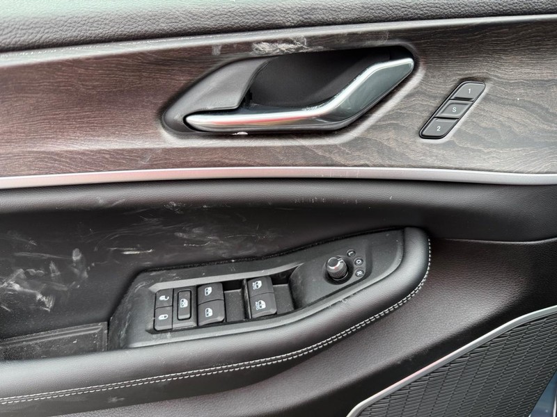 Jeep Grand Cherokee Vehicle Image 18