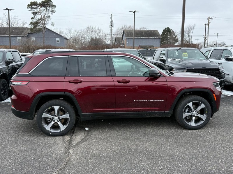 Jeep Grand Cherokee Vehicle Image 02