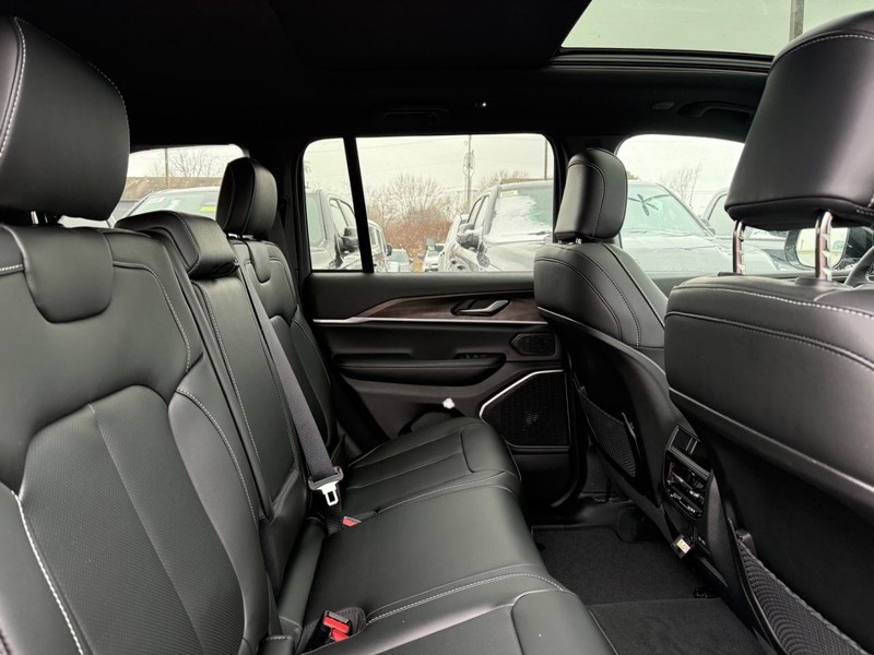 Jeep Grand Cherokee Vehicle Image 04