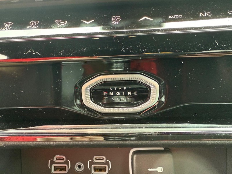 Jeep Grand Cherokee Vehicle Image 10