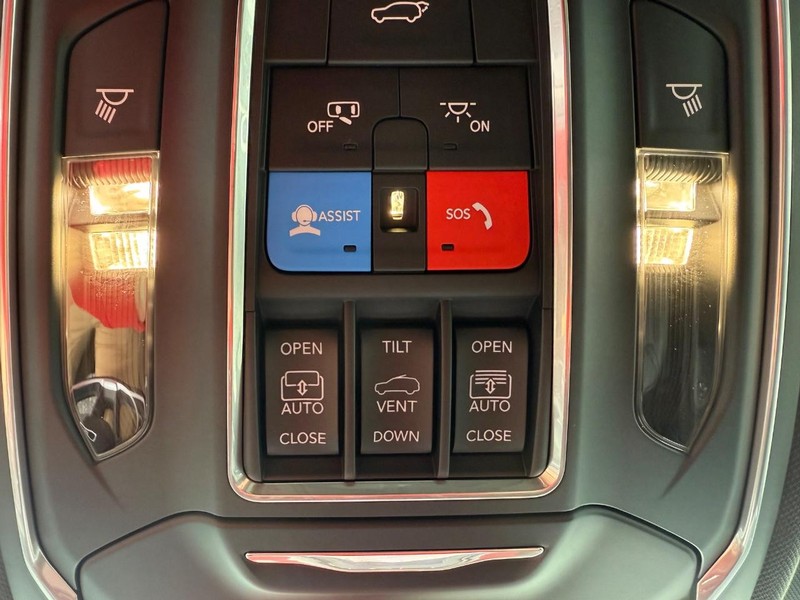 Jeep Grand Cherokee Vehicle Image 15