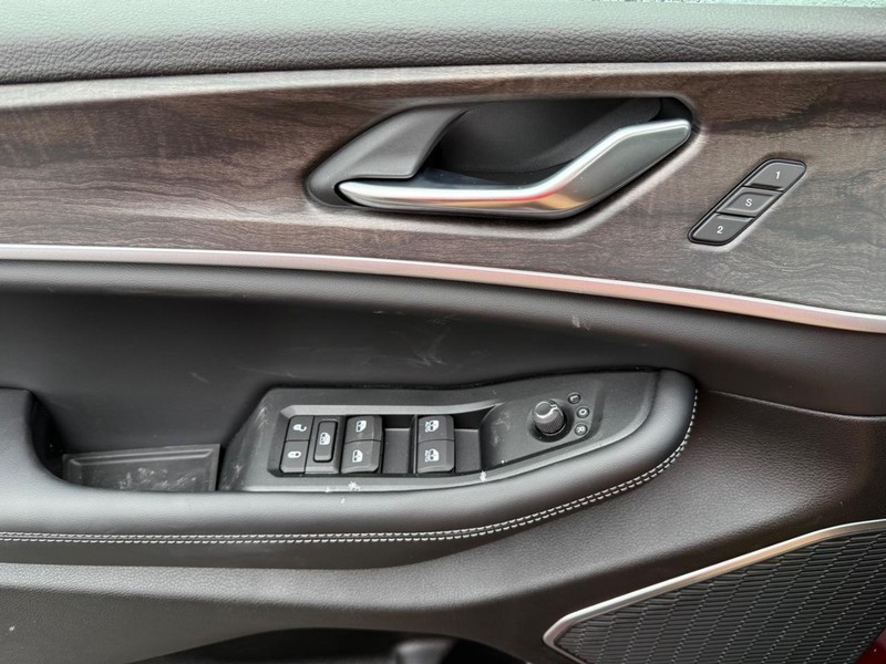 Jeep Grand Cherokee Vehicle Image 18