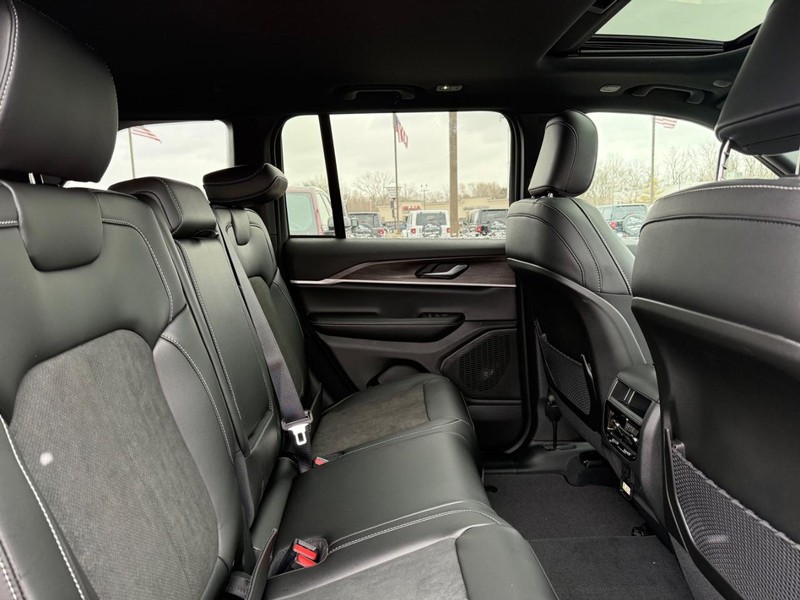 Jeep Grand Cherokee Vehicle Image 04