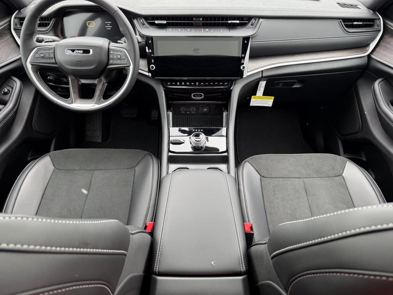 Jeep Grand Cherokee Vehicle Image 06