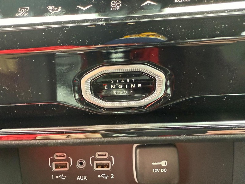 Jeep Grand Cherokee Vehicle Image 10