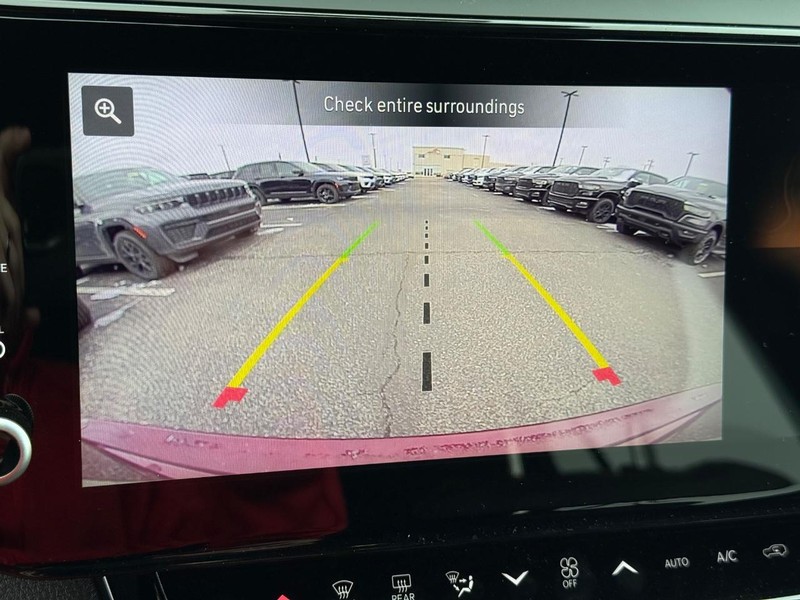 Jeep Grand Cherokee Vehicle Image 12