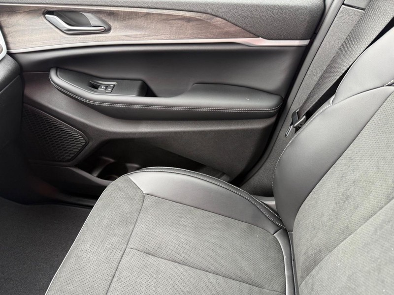 Jeep Grand Cherokee Vehicle Image 14