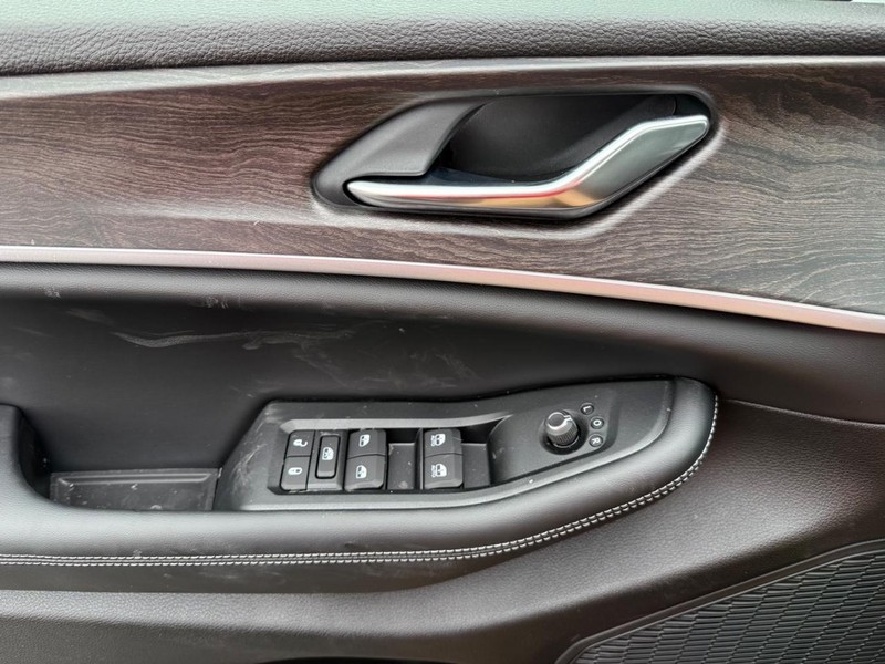 Jeep Grand Cherokee Vehicle Image 18