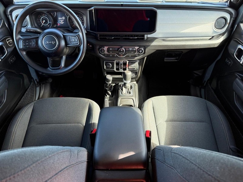 Jeep Gladiator Vehicle Image 11