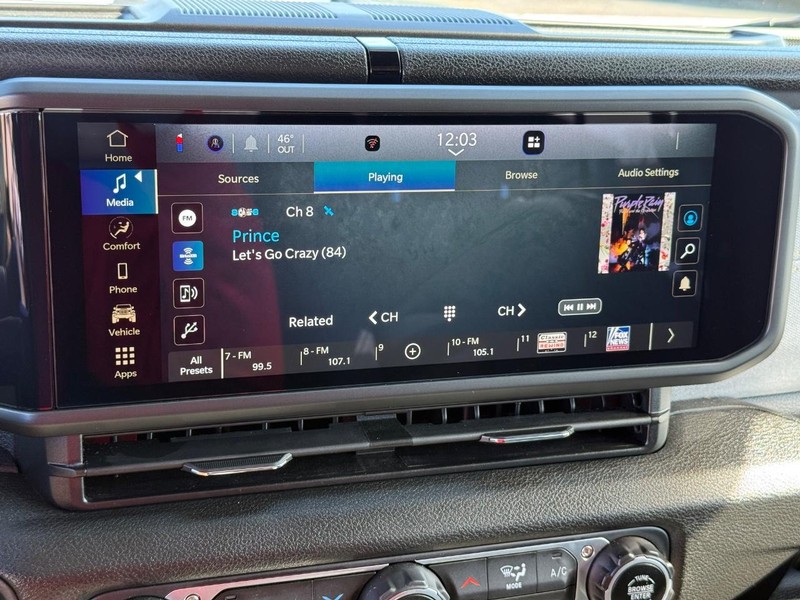 Jeep Gladiator Vehicle Image 16