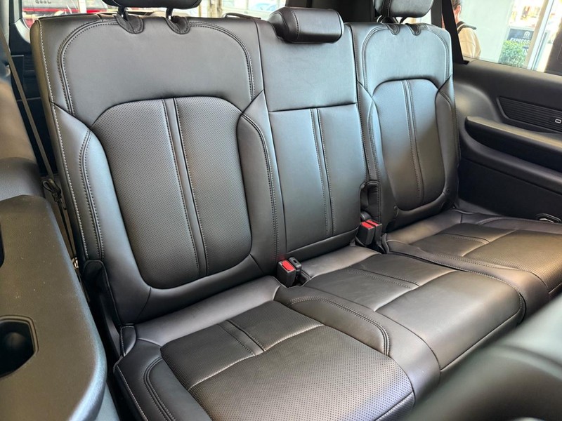 Jeep Grand Wagoneer L Vehicle Image 04