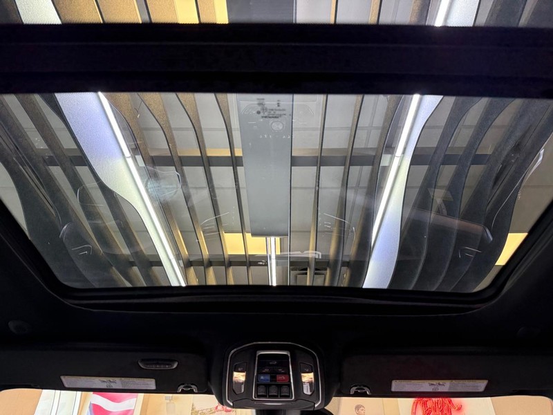 Jeep Grand Wagoneer L Vehicle Image 05