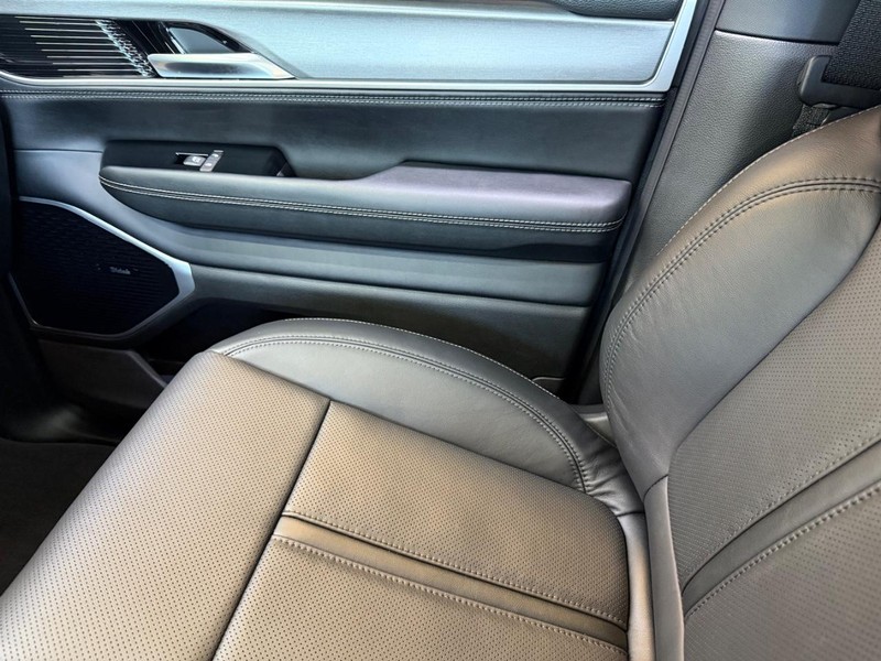 Jeep Grand Wagoneer L Vehicle Image 13