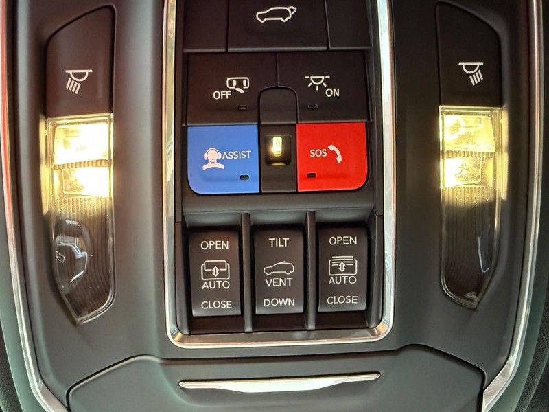 Jeep Grand Wagoneer L Vehicle Image 14