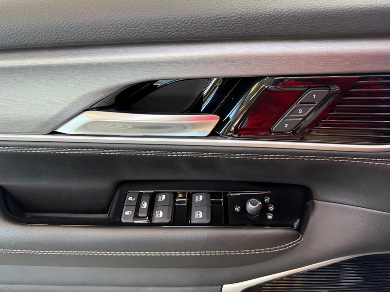 Jeep Grand Wagoneer L Vehicle Image 17