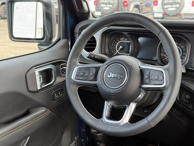 Jeep Wrangler Vehicle Image 12