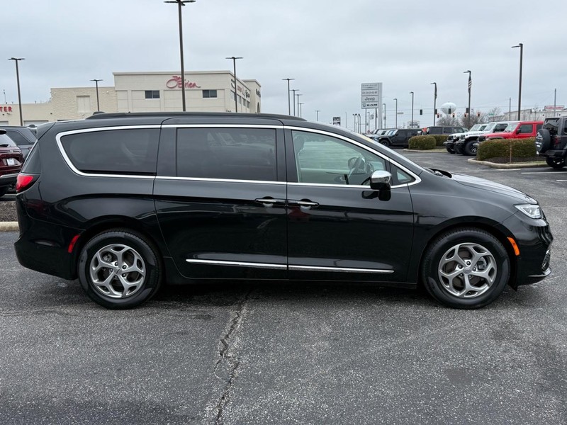 Chrysler Pacifica Vehicle Full-screen Gallery Image 02