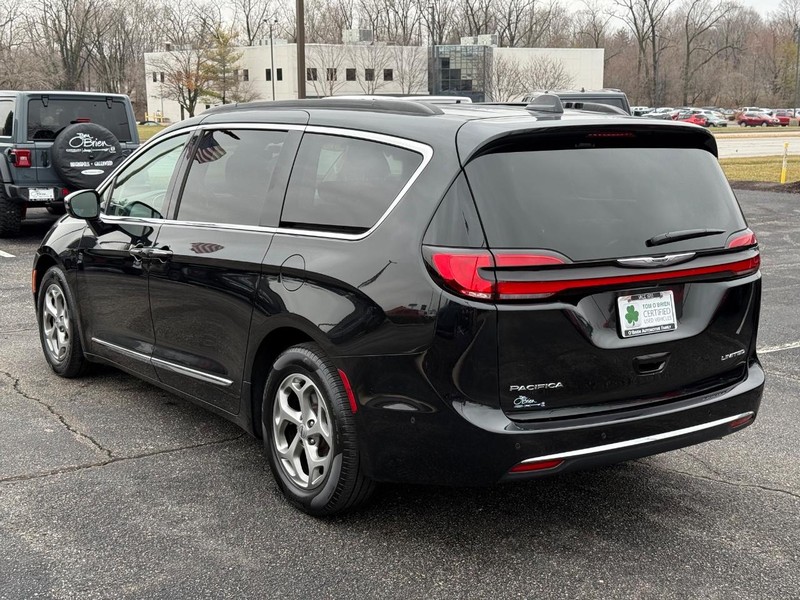 Chrysler Pacifica Vehicle Full-screen Gallery Image 05