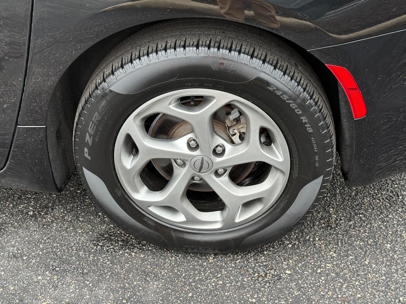 Chrysler Pacifica Vehicle Full-screen Gallery Image 06